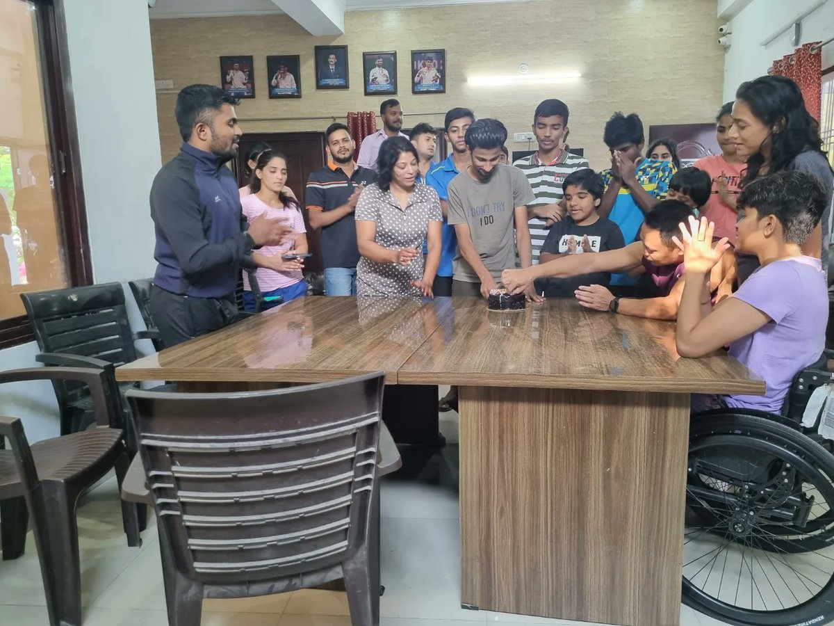 GKEHPC's tweet photo. Birthday Celebration of Junior National Champion &amp; Current World Ranked 8 Upcoming Promising Para Badminton Player  @nehal_gupta_ at Drona Paralympic House♥️🎂
#gkeba #family
#birthday #celebration

@gauravparacoach 
@para_badminton_india https://t.co/YZ4dV8LKsh