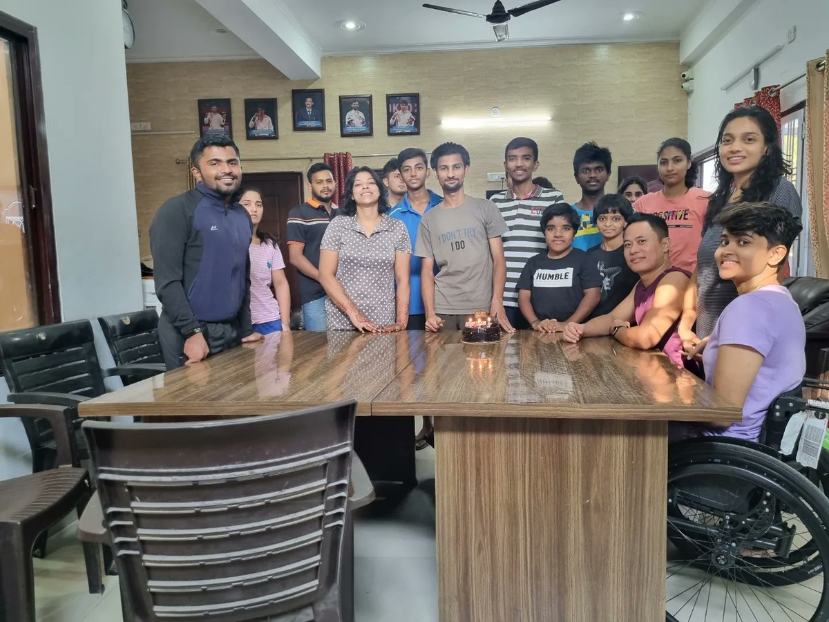 GKEHPC's tweet photo. Birthday Celebration of Junior National Champion &amp; Current World Ranked 8 Upcoming Promising Para Badminton Player  @nehal_gupta_ at Drona Paralympic House♥️🎂
#gkeba #family
#birthday #celebration

@gauravparacoach 
@para_badminton_india https://t.co/YZ4dV8LKsh
