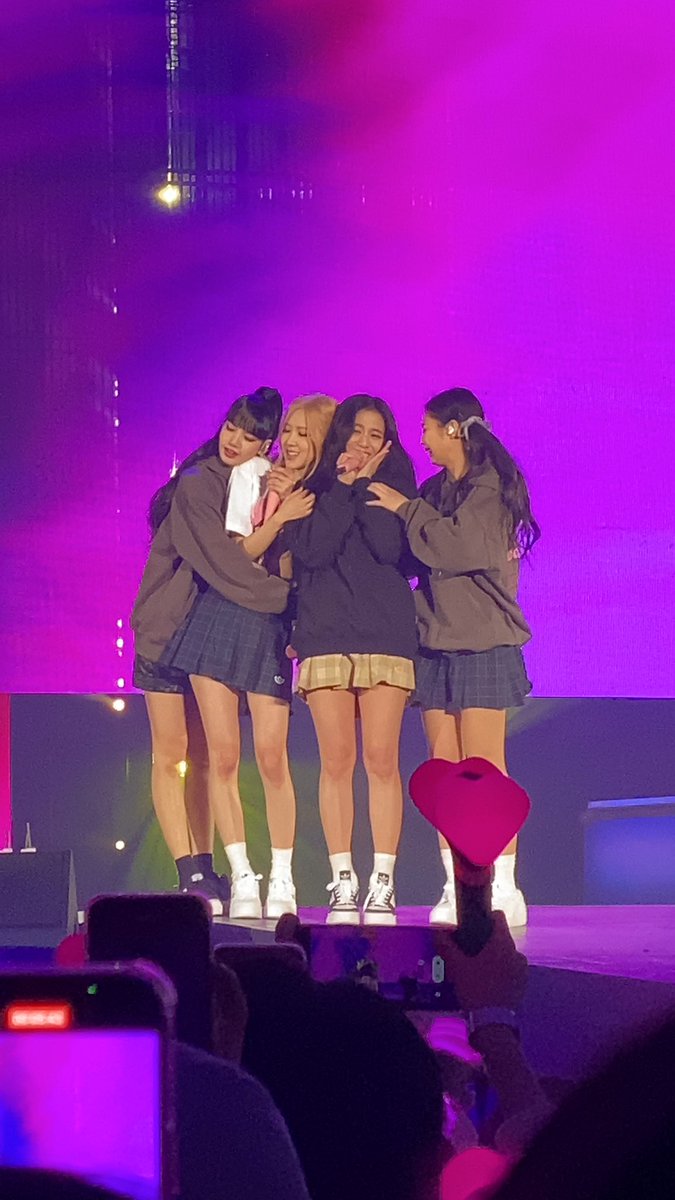 _roseannepark11's tweet photo. I love you so much @BLACKPINK https://t.co/YhshGxGwHo