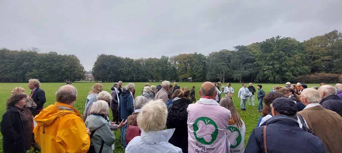 Leden van de #PvdD werkgroep #Zeist hingen vanochtend, samen met @PvdDUtHeuvelrug en tientallen andere natuurliefhebbers, rouwlinten om bomen bij #HuisDoorn. Het Rijksvastgoedbedrijf is van plan hier maar liefst 484 gezonde beuken te kappen. 😵

#kappenmetkappen #debeukerin