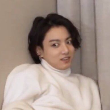 G0THJIMI's tweet photo. mesmo com a live sendo de graça tivemos que recorrer a pirataria, receitas de todos os tipos de bolos.
mds serasse esse o karma da b-army?

#YetToCome_on_Weverse_LIVE https://t.co/zOq6gAyxrt