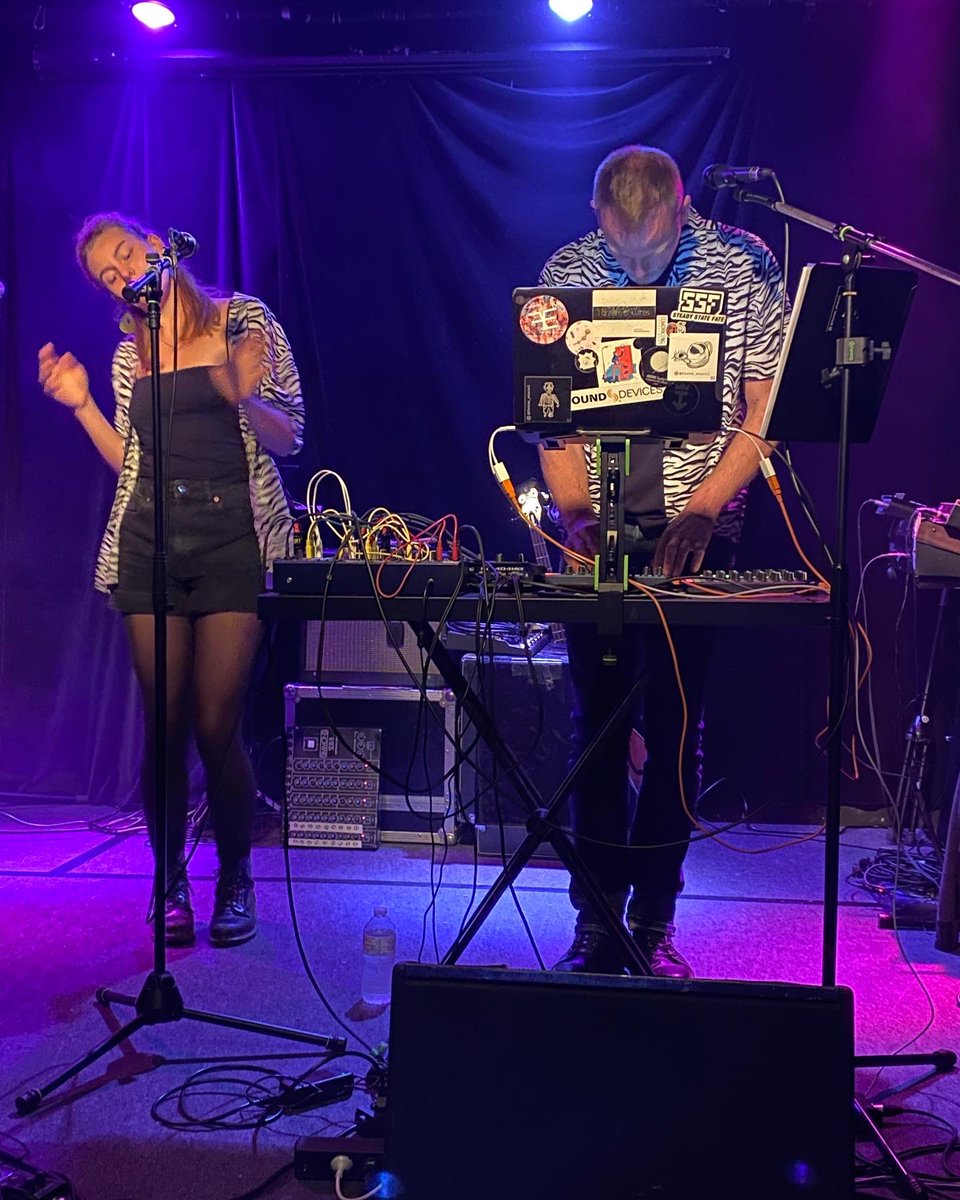 BX ce samedi
au BAMP
avec LES HOMMES-BOITES 
BENOÎT TRANCHAND 
et FORCE ETERNL

Tickets à 8€ > francofaune.be/artist/gnignig…

On a une superbe table de merch’ et on offre des compGNiles reprenant tous les artistes du catalogue touffu tout fou de <a href="/gnignignignigni/">mahmod</a> !

A tout à l’heure !