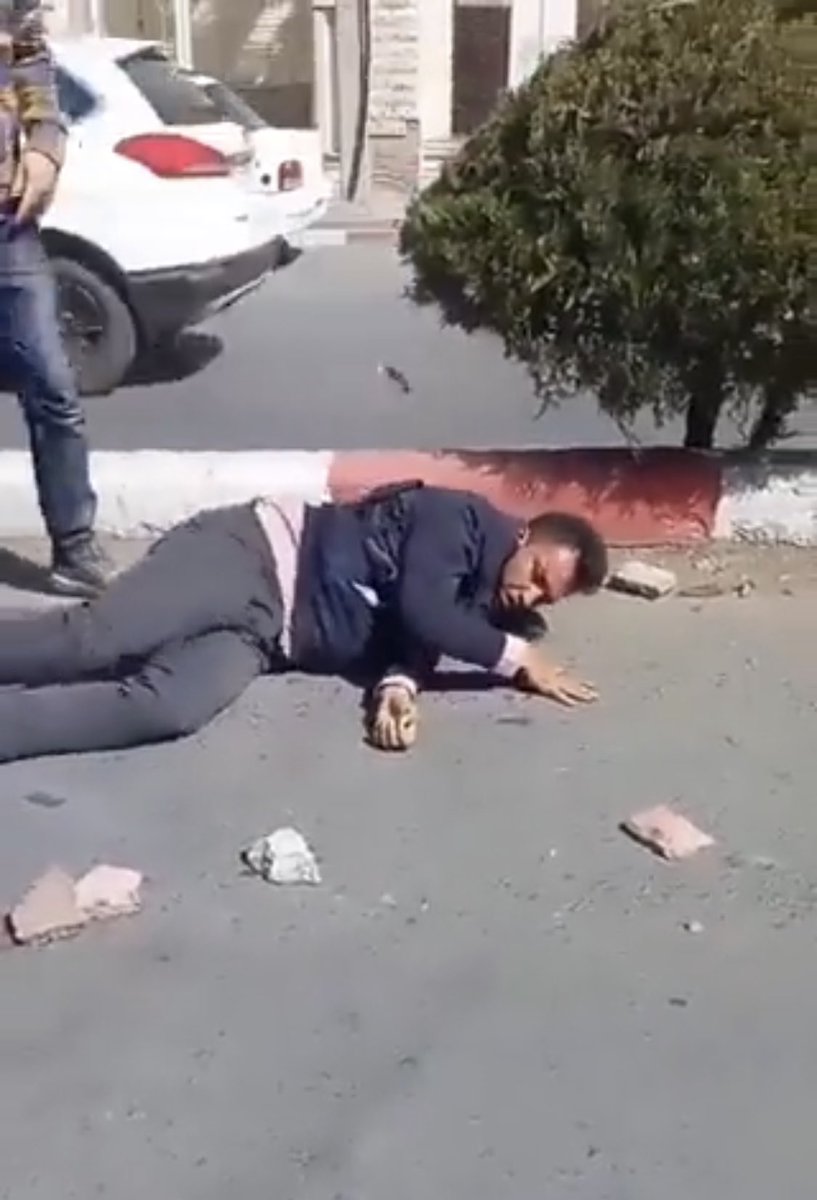 Heiko17668829's tweet photo. ما یه تاکتیک داریم که خیلی جواب داده اینه که تو گروه چهار پنج نفر داریم که نه شعار میدن نه سنگ پرتاب میکنن نه درگیر میشن، فقط کارشون اینه که با دقت مزدورهای لباس شخصی که تو جمعیت نفوذ کردن و باعث دستگیری بچه ها می شن را شناسایی کنن و بسپارن دست ما
#مهسا_امینی  #اعتصابات_سراسری https://t.co/HfFG9biSqi