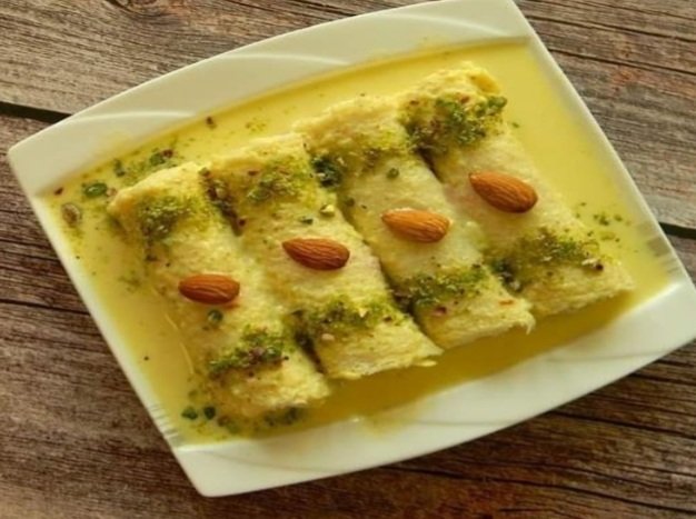 tagreed2705's tweet photo. Khaney ke baad kuch Meetha🥰 hojaye😉.....
Made by Me🙋🏻‍♀️
#BreadMalaiRoll😍
#YuMmiLiciOuS😋 https://t.co/4g2aKVbZOl