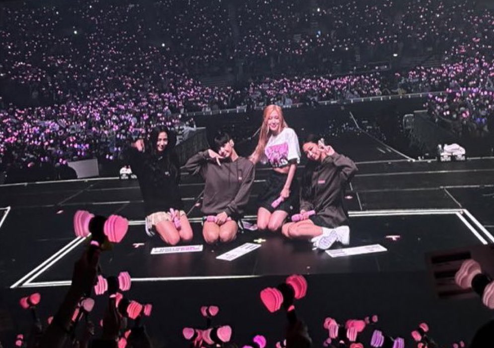 Blackpink88xo's tweet photo. BLACKPINK 💗 https://t.co/9ooWwxc1a5