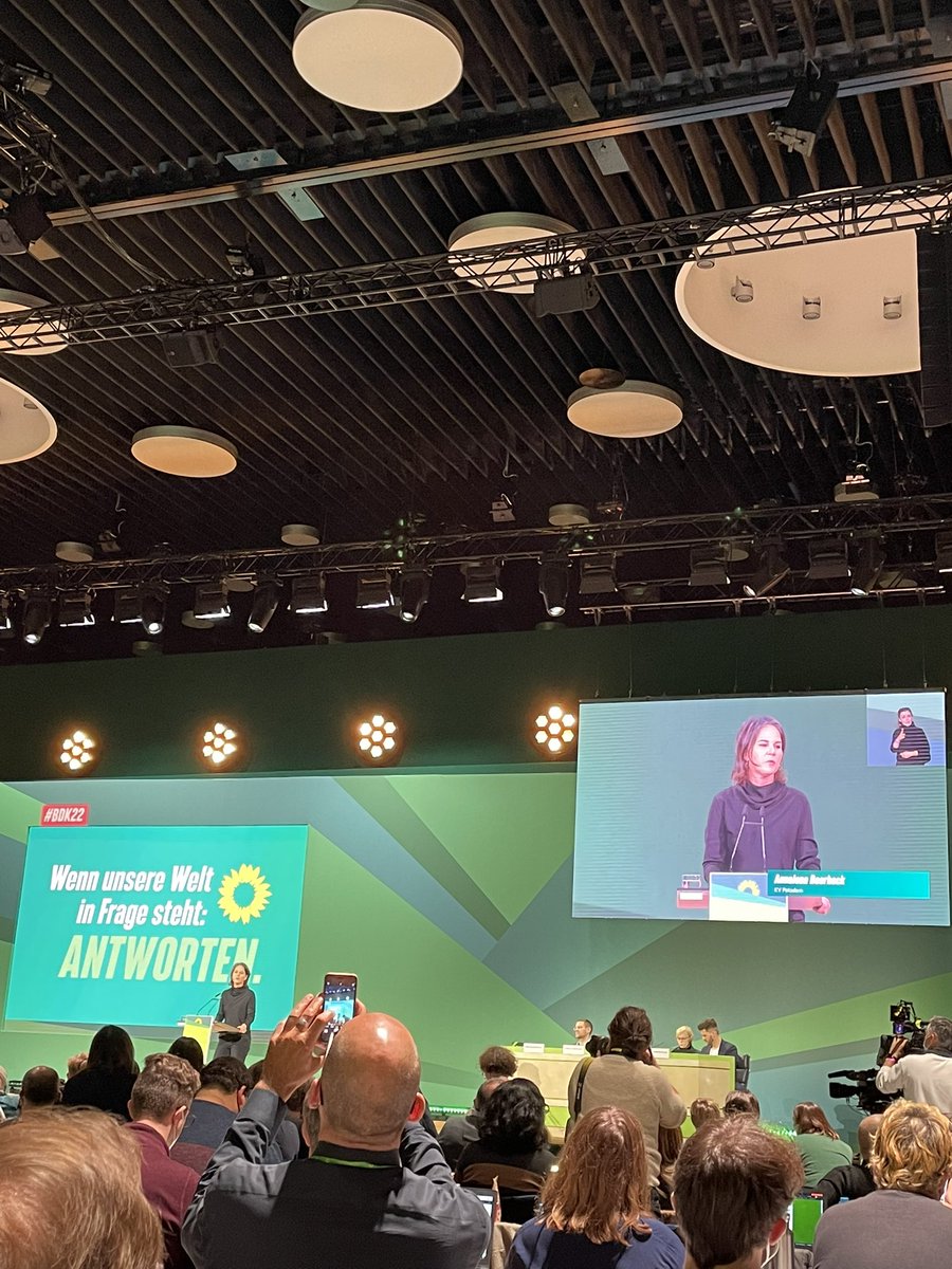 „Wir unterstützen die Ukraine mit Waffen, WEIL wir eine Friedens-und Gerechtigkeitspartei sind.‘ sagt @ABaerbock. #bdk22 <a href="/Die_Gruenen/">BÜNDNIS 90/DIE GRÜNEN</a>