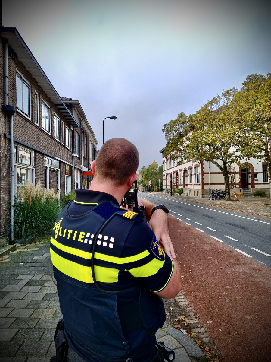 Vandaag snelheidscontrole gehouden op de locaties Toulonselaan en Oranjelaan. 8 keer werd de maximumsnelheid overschreden, hoogst gemeten snelheid was 68 kilometer. #verkeersveiligheid #snelheid #dordrecht <a href="/WA_CentrumDordt/">Wijkagenten Centrum Dordrecht</a> <a href="/GemDordrecht/">Gemeente Dordrecht</a> <a href="/POL_Dordrecht/">Politie Basisteam Drechtsteden Binnen</a>