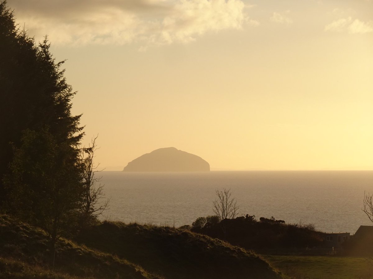 Walkerboy7's tweet photo. Love Scotland. Bit special this weekend. First evening sat on the deck ❤️🏴󠁧󠁢󠁳󠁣󠁴󠁿🏴󠁧󠁢󠁳󠁣󠁴󠁿❤️ #westcoast #Dunure #cabin #relax #livelifelovelife https://t.co/Eh857j4B2Q