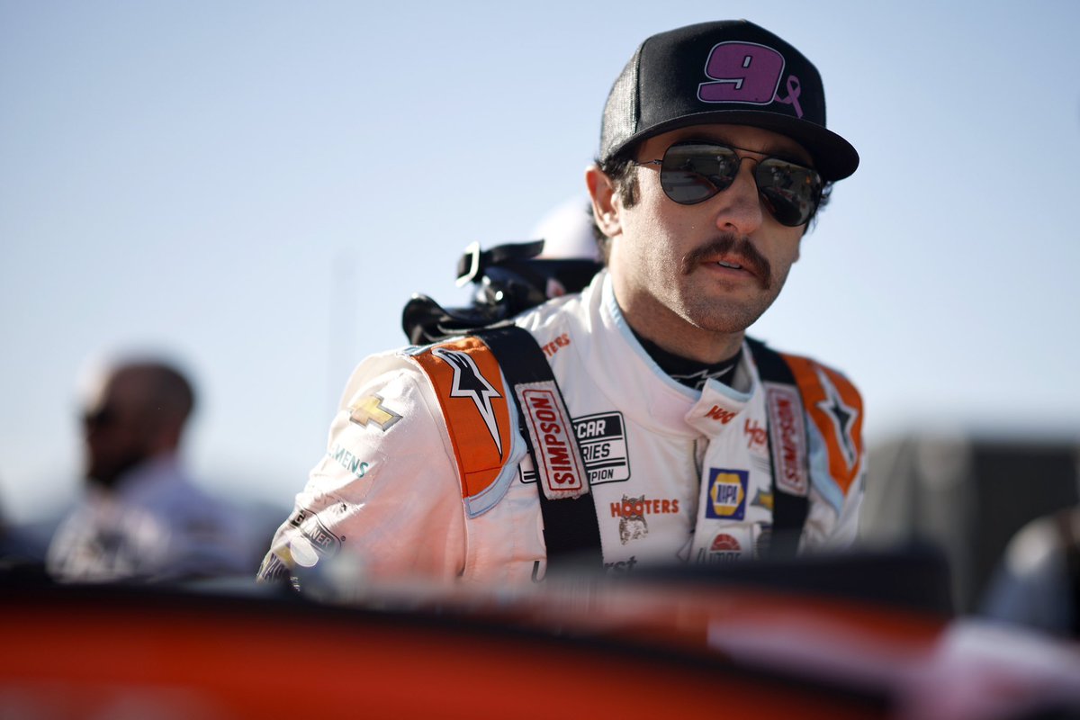 Tiffanyy ️🔥 on Twitter: "The stache is back"