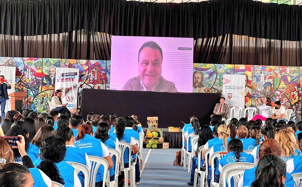 JulyHidalgo9's tweet photo. #MIESZona4 l En el encuentro  #EcuadorSinDesnutriciónCrónicaInfantil #Portoviejo, contamos con la intervención del Min.@EstebanBernalB vía telemática quien en su  mensaje exhortó a ser parte del cambio en el gobierno que registra la mayor inversión social en la historia del país. https://t.co/QymwTjYlne