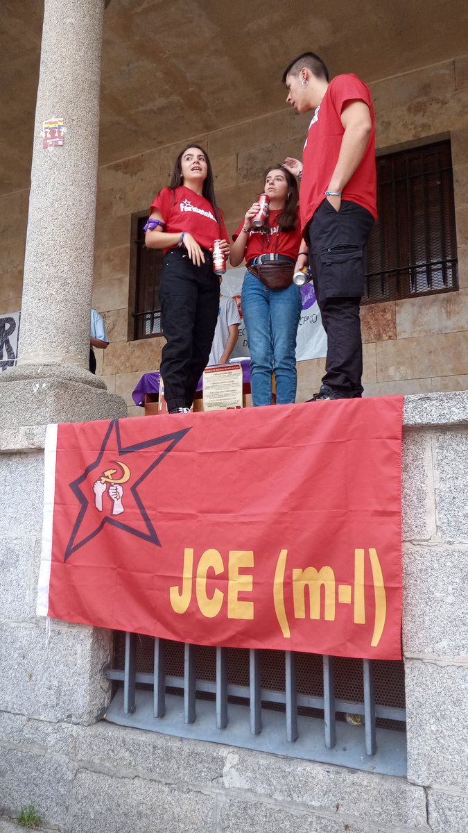 jceml_CyL's tweet photo. Compañeros, ya estamos en la plaza San Román para el #FarinatoRock. Si estáis por Salamanca, no dudéis en pasaros ✊ https://t.co/X3ncygKyDu
