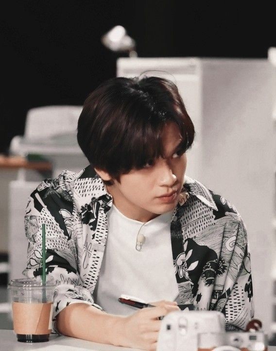 Penantian cintaku 

" Lo udah kalah, jadi tepatin janji lo   buat berhenti ngejar-ngejar gw" 

a Haechan x Jeno a few twitt au 
by: moonlightgbl