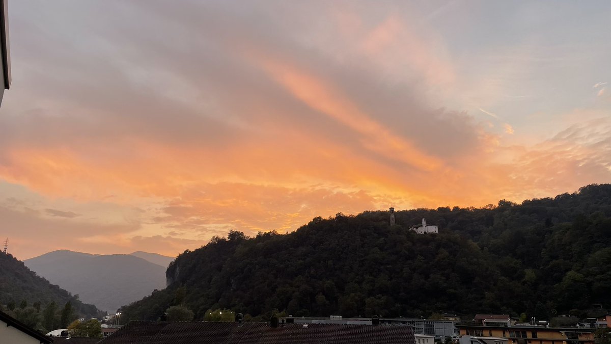 SalDaniela's tweet photo. #tramonto #Lugano https://t.co/SMgCxifTjY