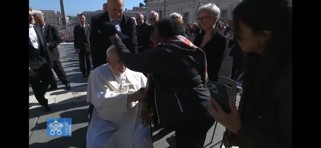 LGIHE1's tweet photo. A gift for the Holy Father: Our founder Rose Busingye offers Pope Francis a Luigi Giussani Schools cap during an audience they had with him in Vatican.

The schools; Luigi Giussani PPS, Luigi Giussani High School &amp; @LGIHE1 continue to shape thousands in Uganda. 
📷 Vatican Media https://t.co/LG5S32I9Qk