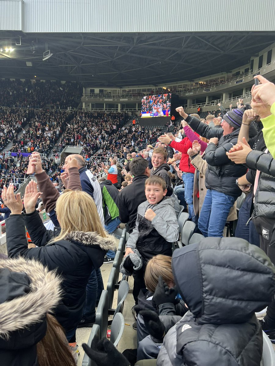 oxhillyouthclub's tweet photo. We were so excited to be attending the England vs Samoa Rugby World Cup today @RLWC2021Events like this
are so important to courage our young peoples ambition and
aspiration #Inspiration2022 #Thisisrealimpact @NEStreetgames https://t.co/0eIU4hI4Le