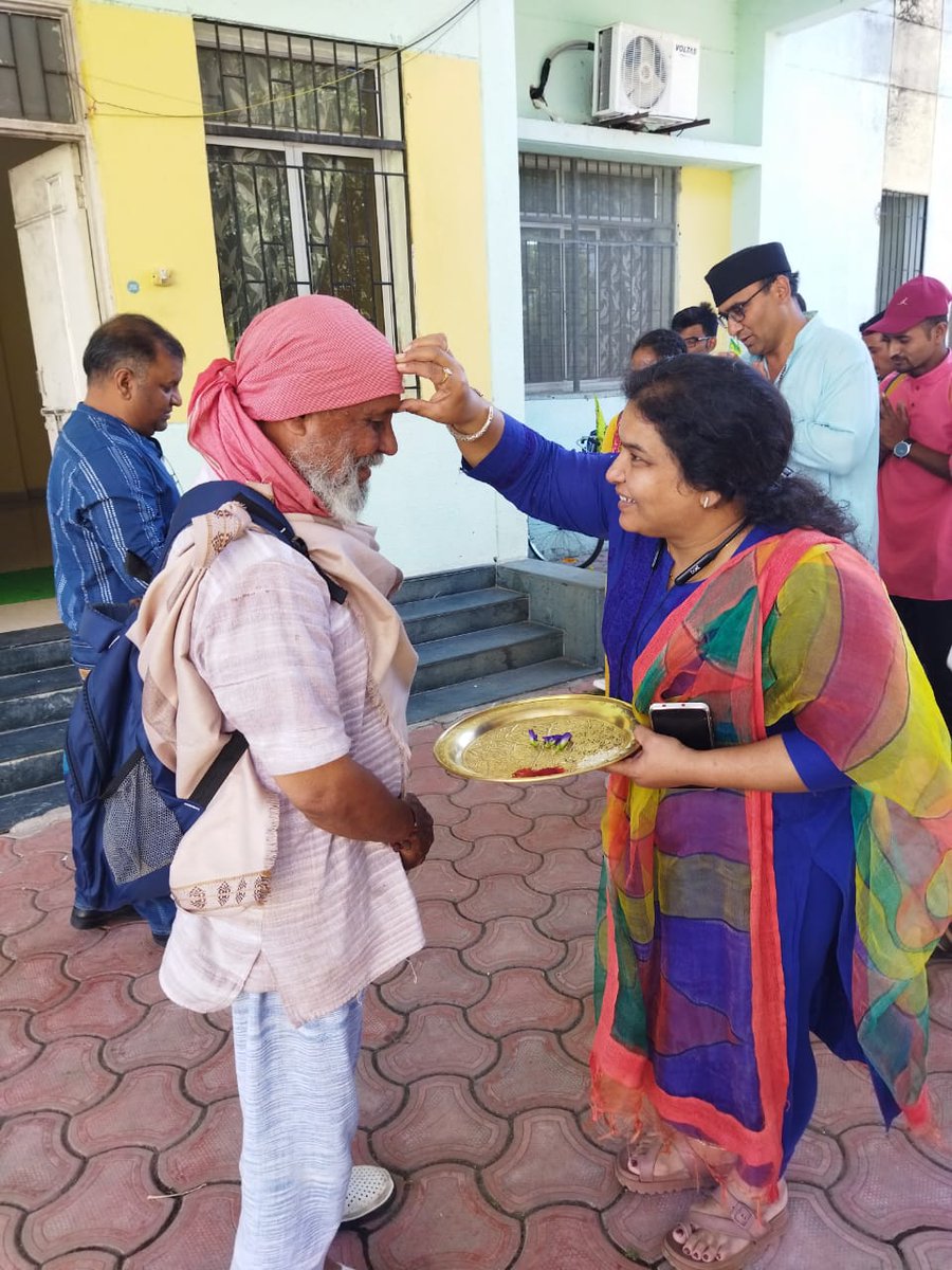 shalinionline's tweet photo. पदम भूषण डॉक्टर अनिल जोशी जी और उनके 13 साथियों का प्रकृति से  प्रगति प्रगति पथ की ओर साइकिल यात्रा से  इवाले सोशल मीडिया समूह के एडमिन कुमारी शालिनी शर्मा और जिम्मी एंड जनक मगिंलिगन फाउंडेशन फॉर सस्टेनेबल डेवलपमेंट के सचिव समीर शर्मा  राजेंद्र सिंह ने उनका स्वागत किया https://t.co/Nprm1ir223