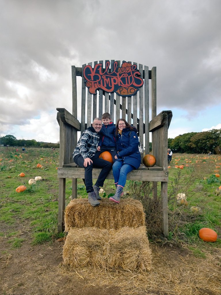 Davidk_1's tweet photo. Fantastic time pumpkin picking with good friends, followed by food at The Peacock Barlow, now time for movie night 🍿 https://t.co/6aI92NndXa