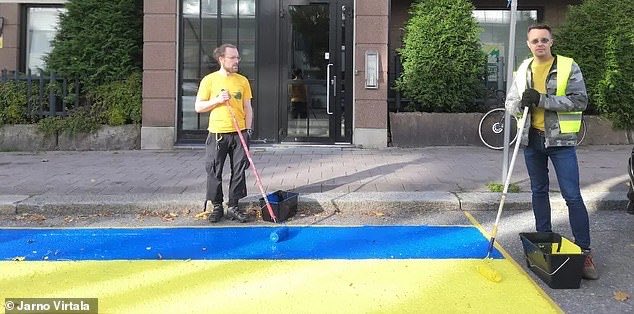 TheNorskaPaul's tweet photo. #Russian diplomat’s parking space is ‘annexed’ outside embassy in #Finland after activists ‘held a two-man referendum.’😃

Jarno Virtala &amp; Markus Mattsson painted a #Ukrainian flag on the parking spot which was at the residence of diplomat Pyotr Plihin in #Turku 🇫🇮🇺🇦 https://t.co/XEQQCahuQf