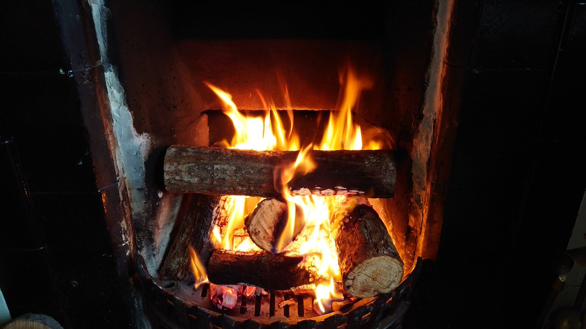 JudeLennonBooks's tweet photo. Toasty with some seasonal reading including #WriteBlendAwards winner @Sally_writes #mistoverpendle #halloweenreading https://t.co/VEdXW8YKuD