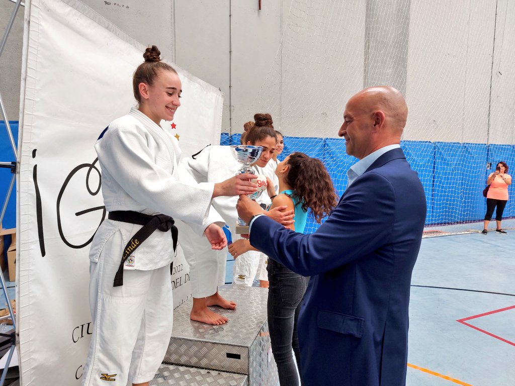 DeporteGetafe's tweet photo. El concejal de Deportes, Francisco Javier Santos, ha asistido a la entrega de trofeos de la Copa de España Absoluta de #Judo A "Memorial Fernando Mogena", que el @aytogetafe y la Federación Madrileña de Judo y D.A. han celebrado hoy en nuestra ciudad🏆🇪🇦🥋🔝

#Getafe #GetafeVuela https://t.co/9eznydGrNo