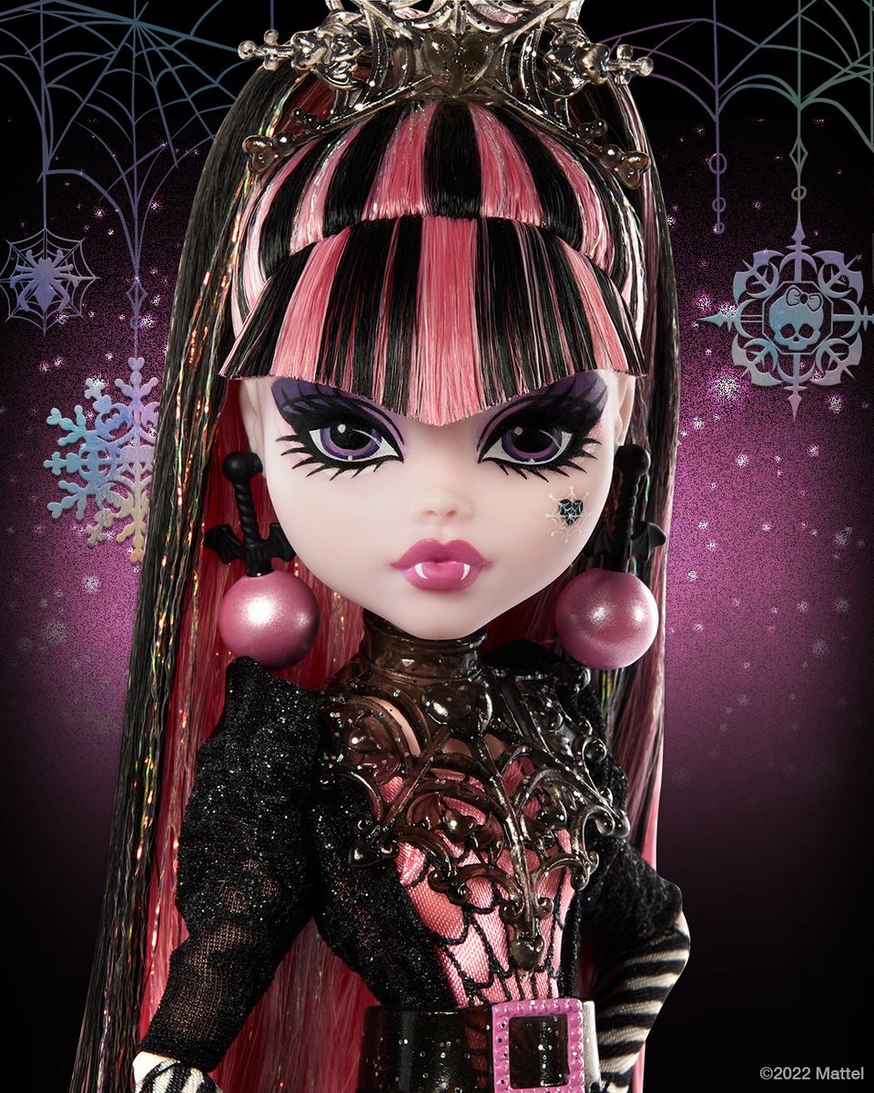 Make the season scary and bright with the #MonsterHigh Howliday #Draculaura doll! 🖤💖 Styled to sleigh, catch her starting October 18th at select retailers. #MonsterHighAlumni