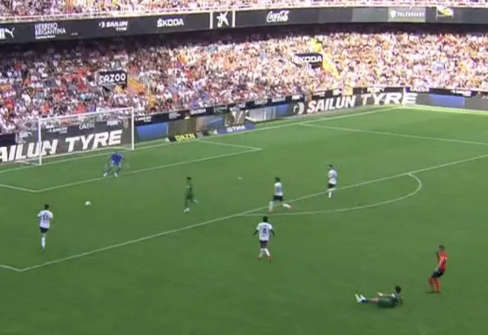 Sólo delante del portero para empujarla (acaba haciendo gol) y señalan una falta previa. Incomprensible.