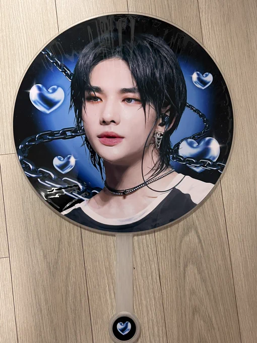 와 디디선생님 부채 와따…입부당………….집에 전시해놔야게따…. 