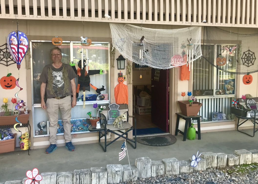 With a little help from Dan on Adelante’s Independent Living team, Halloween 🎃 has arrived at Jon’s house.