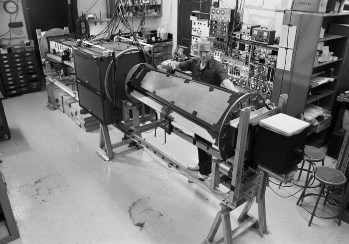 OpticaWorldwide's tweet photo. One of the 2022 recipients of the #NobelPrize in Physics, #OpticaEmeritus John Clauser, with the apparatus for the Bell-test experiment he performed with Stuart Freedman in the early 1970s. https://t.co/kxH86W0Xbp