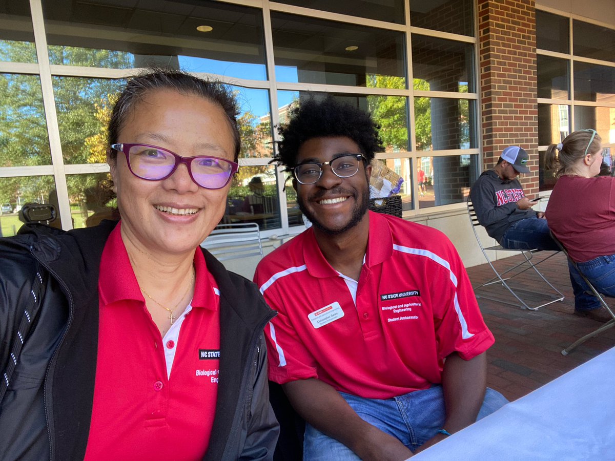 LingjuanL's tweet photo. What a beautiful day for #NCStateOpenHouse so proud of our own @chrisoatesjr doing a great job in telling stories of the outstanding programs in BE and BAET. Student’s experience speaks louder! @NCState_BAE  @NCStateCALS @NCStateEngr https://t.co/eCWYVuPsla