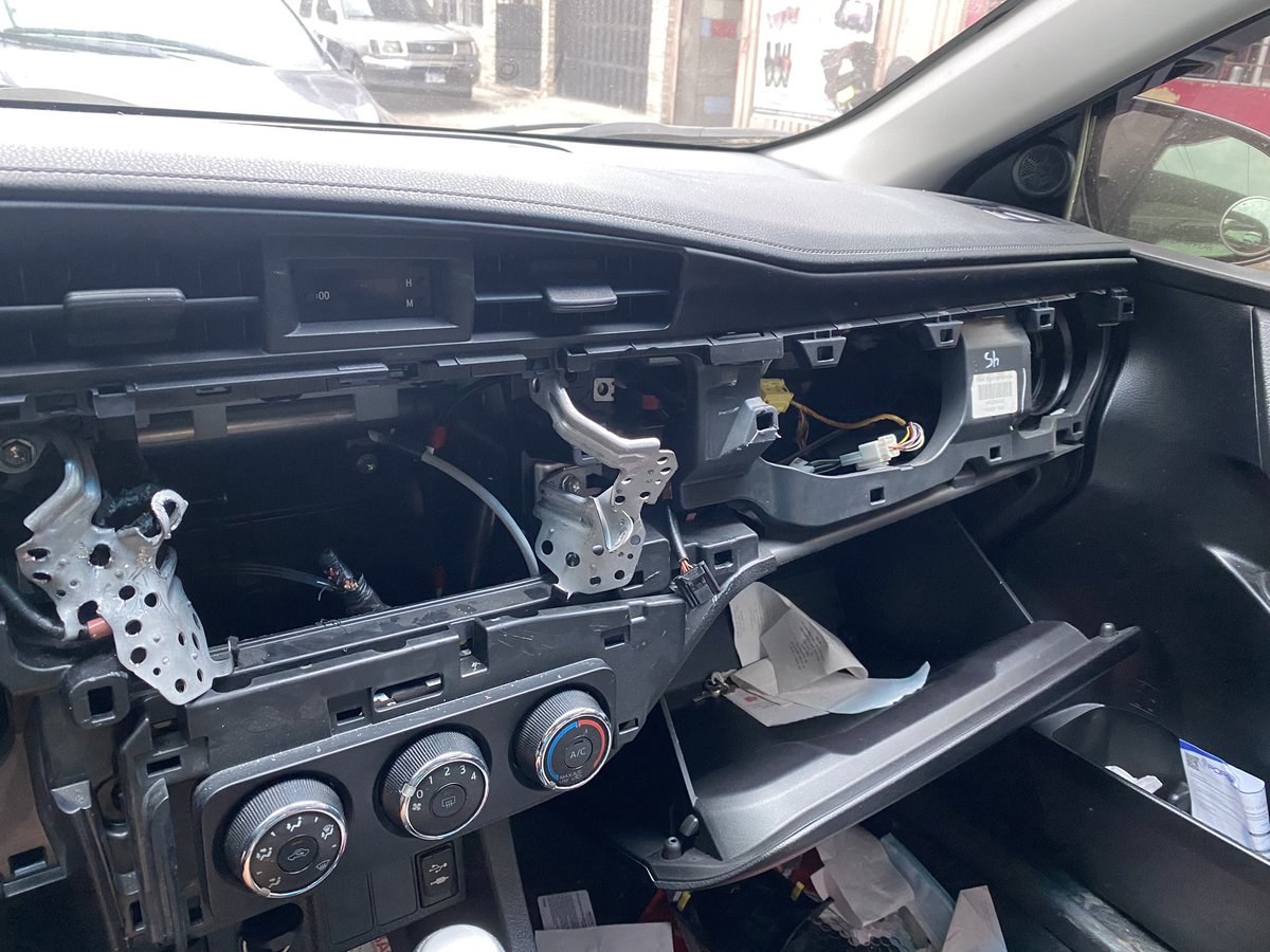 pachecomentando's tweet photo. -Dañaron el aire acondicionado 

-robaron los bolsas de aire 

-Robaron el botón de las intermitentes 

-Robaron la pantalla 

-Robaron objetos personales, como ser mis lentes, cargadores de celular, conector de corriente, dinero (vuelto que me daba a clientes de uber) https://t.co/lDh2QE67rQ