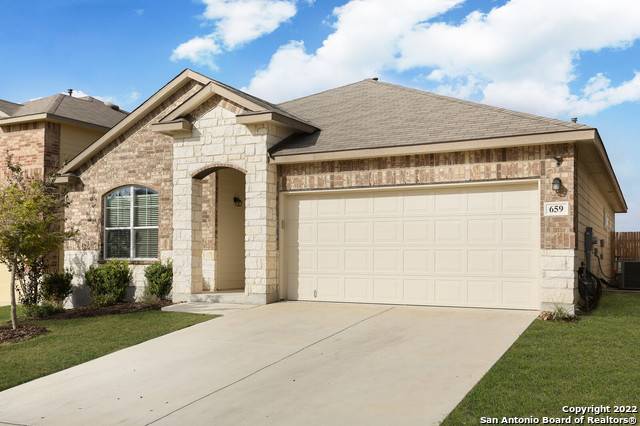 rowdyrealtor210's tweet photo. This single-story home nested in the Redbird Ranch subdivision has just hit the market!
$299k
Huge backyard with a covered patio and a privacy fence - the perfect home to entertain! Great location. https://t.co/XlTvvNwaq2
#GrellRealtyGroup #UTSA https://t.co/3Tk9covwjr