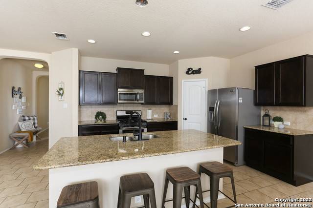 rowdyrealtor210's tweet photo. This single-story home nested in the Redbird Ranch subdivision has just hit the market!
$299k
Huge backyard with a covered patio and a privacy fence - the perfect home to entertain! Great location. https://t.co/XlTvvNwaq2
#GrellRealtyGroup #UTSA https://t.co/3Tk9covwjr