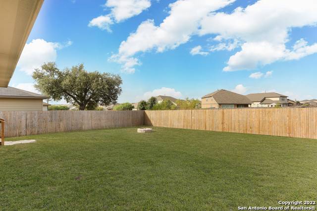 rowdyrealtor210's tweet photo. This single-story home nested in the Redbird Ranch subdivision has just hit the market!
$299k
Huge backyard with a covered patio and a privacy fence - the perfect home to entertain! Great location. https://t.co/XlTvvNwaq2
#GrellRealtyGroup #UTSA https://t.co/3Tk9covwjr
