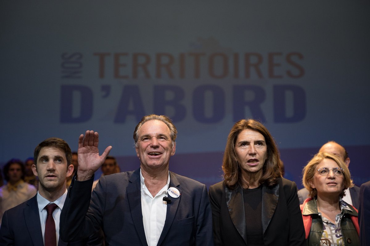 RenaudMuselier's tweet photo. Dans un théâtre des #Calanques plein à craquer, quelle joie de lancer officiellement @Territoiresdab devant 700 militants, amis et curieux ! ✅

Se retrouver, reparler de politique ensemble, à 100% pour notre région, au-delà de nos différences !

Le #Sud prend son destin en main. https://t.co/V50aeIO37a
