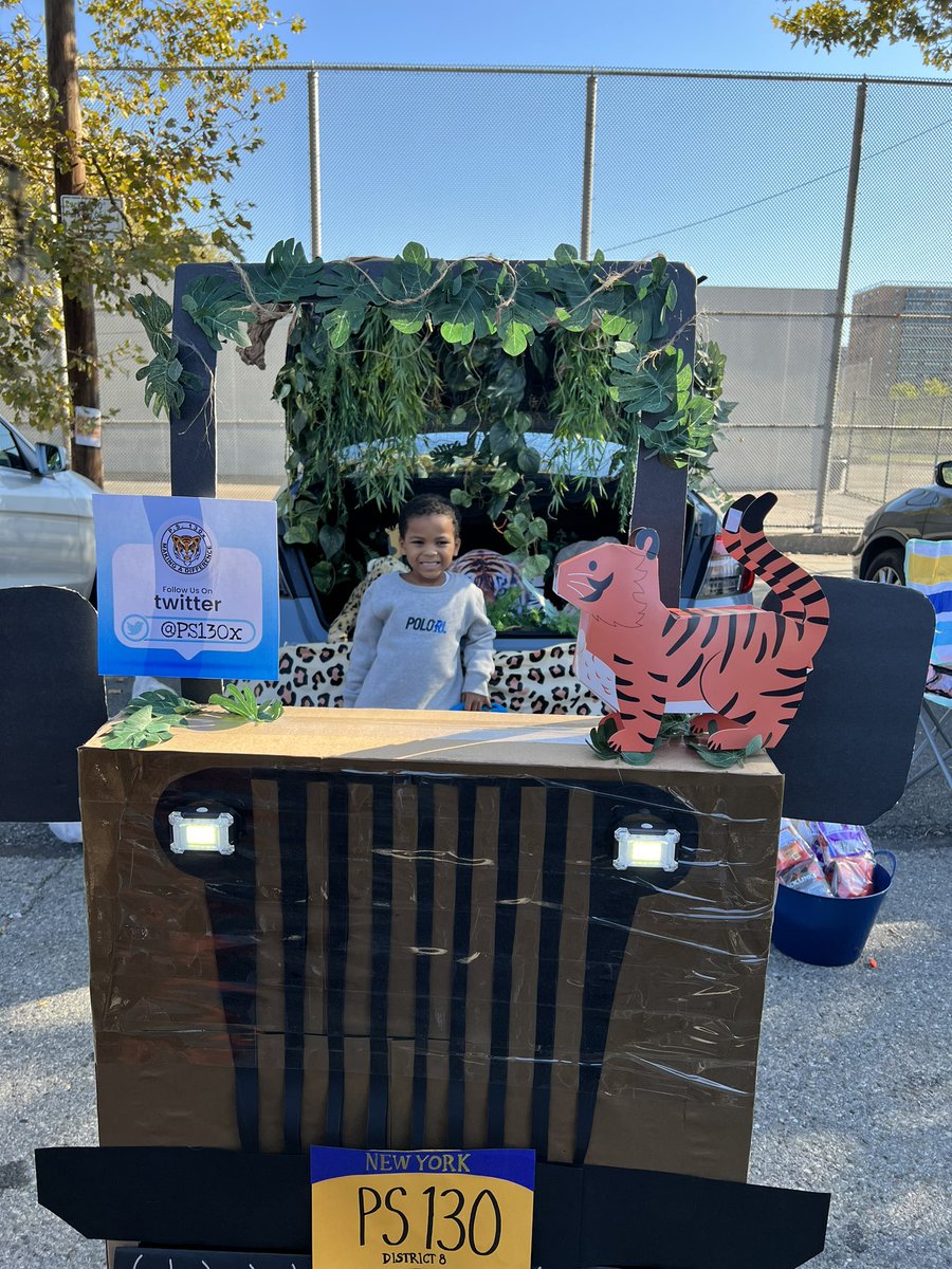 MsTrinidad301's tweet photo. Shout out to #MsMartinez and her little 🧙‍♀️ for representing @PS72X today at the D8 #CARnival. So many creative cars…@PS69JourneyPrep @PS130x @138Ps @D8Connect @jen_joynt @Greta86757831 @NYCSchools https://t.co/trBHuAuRoA