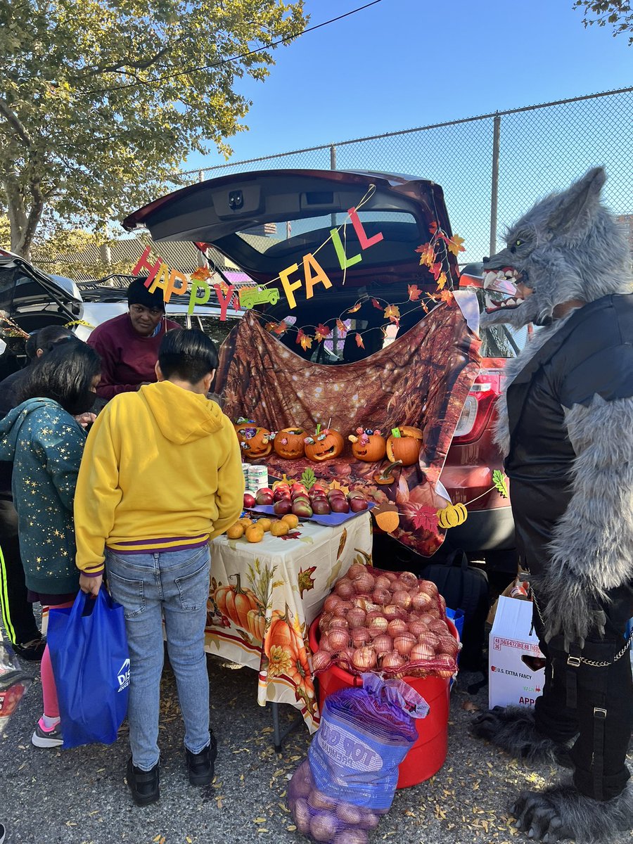MsTrinidad301's tweet photo. Shout out to #MsMartinez and her little 🧙‍♀️ for representing @PS72X today at the D8 #CARnival. So many creative cars…@PS69JourneyPrep @PS130x @138Ps @D8Connect @jen_joynt @Greta86757831 @NYCSchools https://t.co/trBHuAuRoA