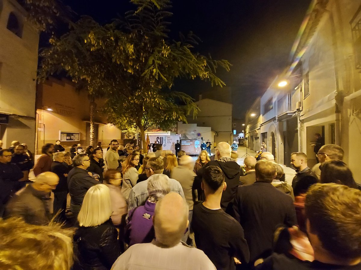 Aquest matí de 15 d'octubre hem enregistrat a #SantVicençdelsHorts l'acte en memòria de l'afusellament del President Lluis Companys. Ofrena floral a càrrec d'entitats, partits polítics i ciutadania a títol individual <a href="/AjuntamentSVH/">Ajuntament SVH</a>