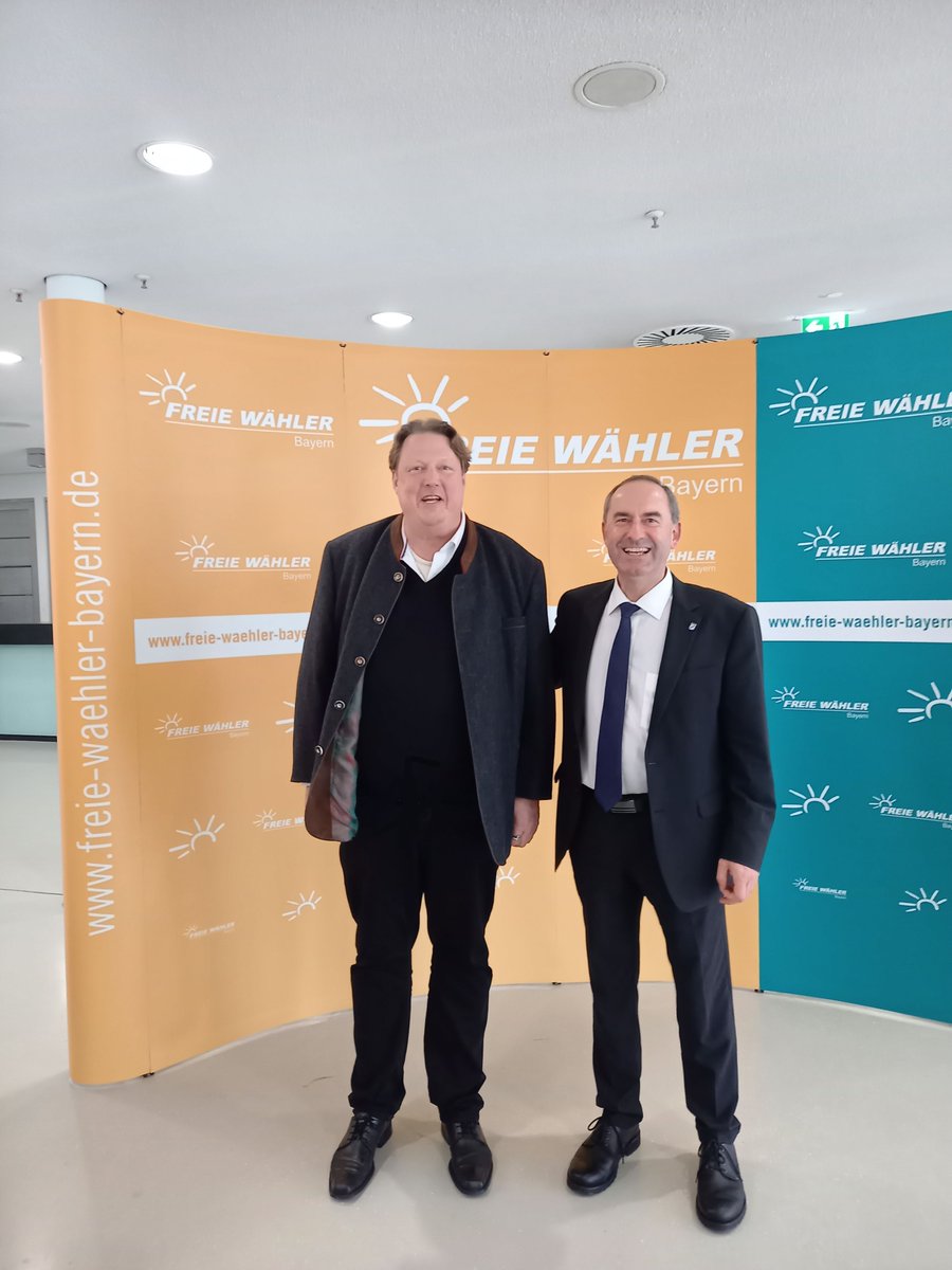 HFrinder's tweet image. Straubing: Nach einer langen Delegiertenversammlung. sind sich Zwei einig; die Freien Wähler sind der Schlüssel für vernünftige landes- &amp;amp; bundesweite politische Arbeit! @HubertAiwanger,stellvertr. Ministerpräsident &amp;amp; Wirtschaftsminister in Bayern im Gespräch mit @HansGeorgFrinder