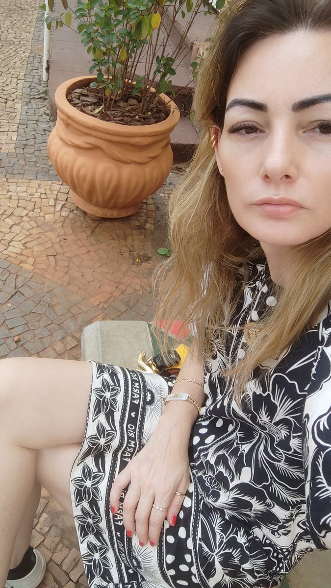 aline675's tweet photo. Nem se imagina o que se passa na cabeça de uma pessoa sentada assim, despretensiosamente https://t.co/97x2PDINcP