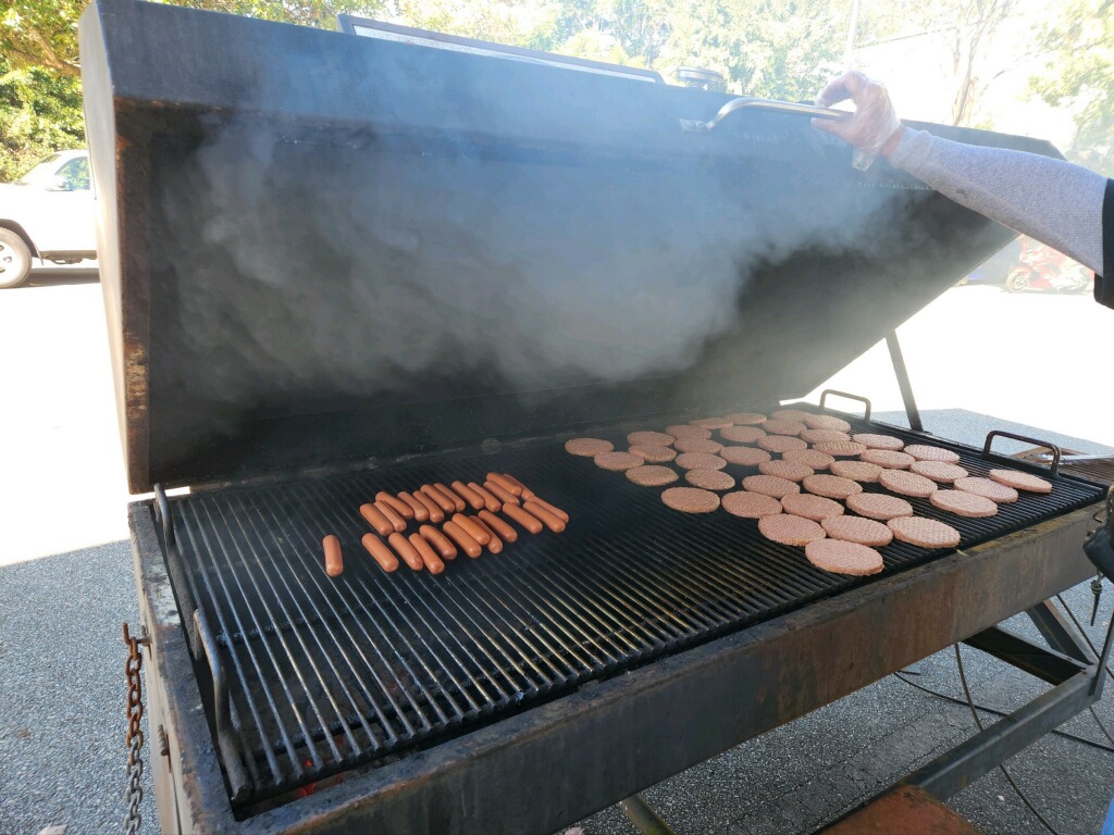 CWA_Athens's tweet photo. Who wants lunch? 🙋🏻‍♂️
The local CMA is here at our Yamaha demo event grillin' up your favorites. All on the house! 
This is how you keep your family busy while you tend to more important matters... like test riding one of these new Yamaha bikes before they disappear at 4pm. 😳 https://t.co/6peB6muso6