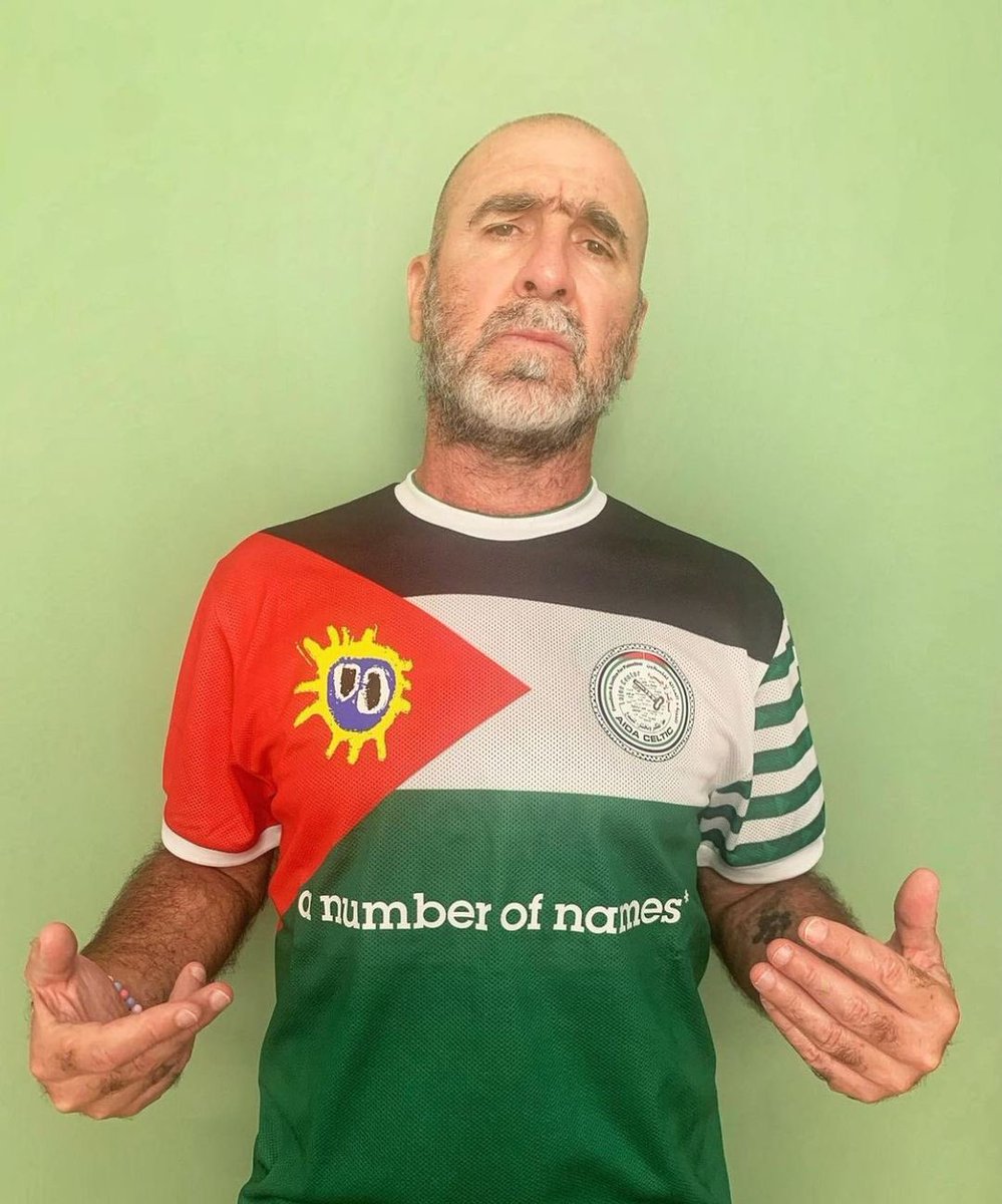 Eric Cantona with his @ScreamOfficial @aida_celtic Palestine collab jersey 👏🏻