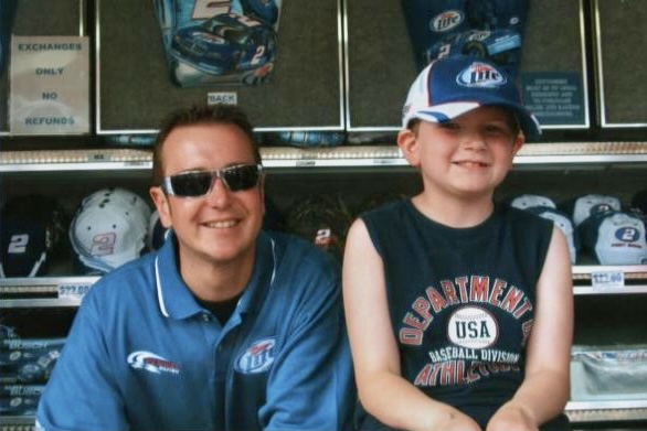MysteriousKBFan's tweet photo. Thanks for everything @KurtBusch. Been a proud fan for 15 years since the good old blue deuce days😁 What a journey it’s been! Through all the highs and lows, it’s been so inspiring to watch you grow as a person. Forever a fan😊👊🏻🏁 #KB4Ever https://t.co/lJcX9i7RED