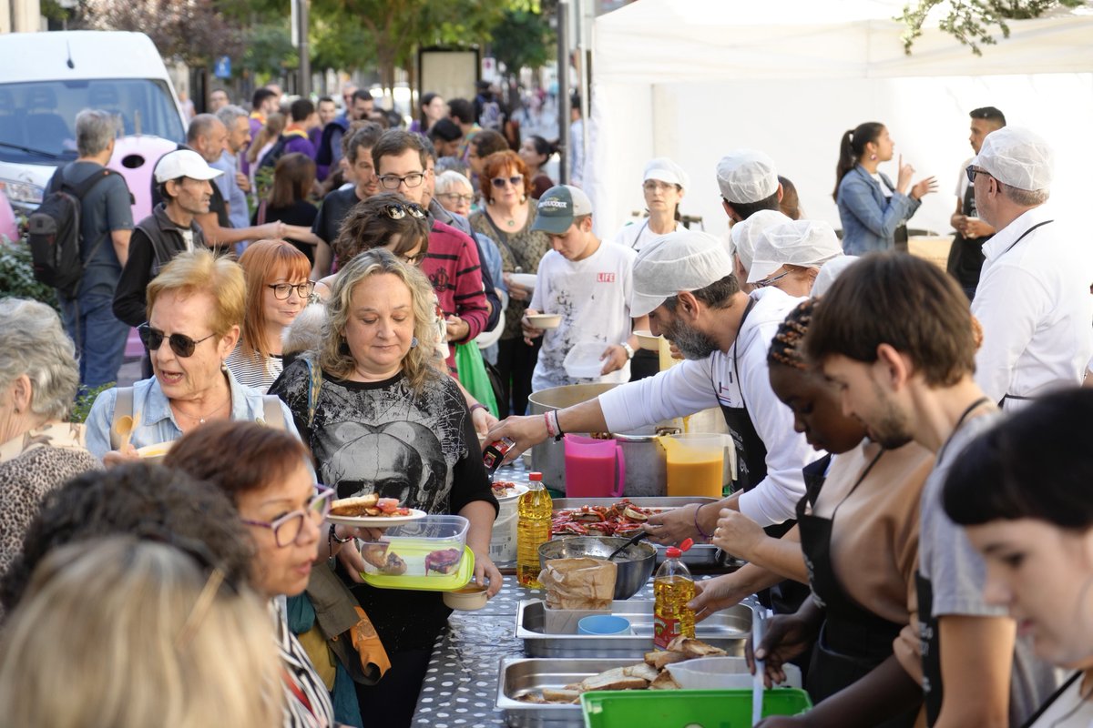 paerialleida's tweet photo. 🍽️Primer Dinar d’Aprofitament a la plaça de la Catedral
🍏La iniciativa busca conscienciar contra el malbaratament alimentari i pel consum de productes de proximitat #ProuMalbaratarAliments
Més info👉🏽https://t.co/KpdCiDYjd5 https://t.co/OZkMFuNjrq
