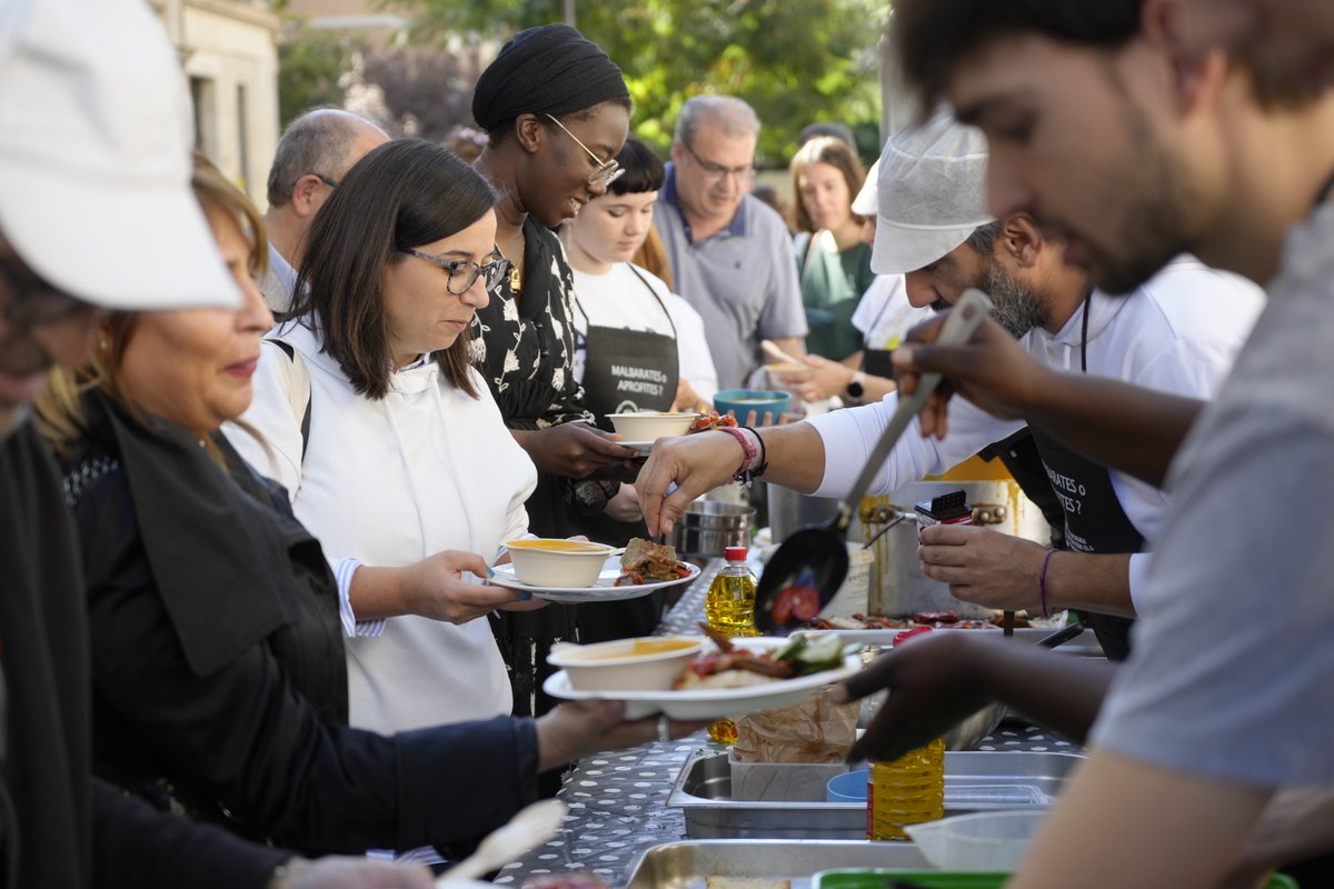 paerialleida's tweet photo. 🍽️Primer Dinar d’Aprofitament a la plaça de la Catedral
🍏La iniciativa busca conscienciar contra el malbaratament alimentari i pel consum de productes de proximitat #ProuMalbaratarAliments
Més info👉🏽https://t.co/KpdCiDYjd5 https://t.co/OZkMFuNjrq