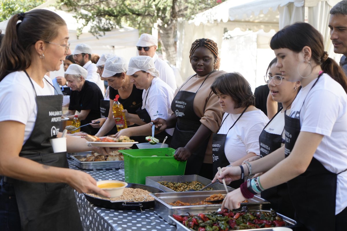 paerialleida's tweet photo. 🍽️Primer Dinar d’Aprofitament a la plaça de la Catedral
🍏La iniciativa busca conscienciar contra el malbaratament alimentari i pel consum de productes de proximitat #ProuMalbaratarAliments
Més info👉🏽https://t.co/KpdCiDYjd5 https://t.co/OZkMFuNjrq