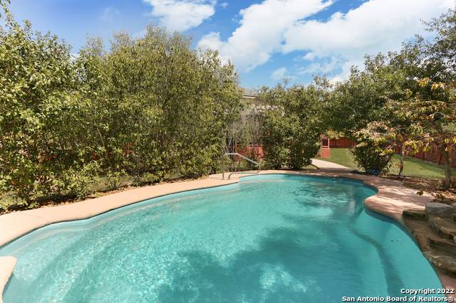 rowdyrealtor210's tweet photo. Captivating Cul-de-sac Gem on over half an acre lot.
Highly maintained and built for entertainment, this energy efficient home features 4019 sqft, 5 luxurious bedrooms and amazing pool.
https://t.co/5aej6uUhPq
#GrellRealtyGroup #UTSA #MoveToTexas https://t.co/xv1bpUrCc6