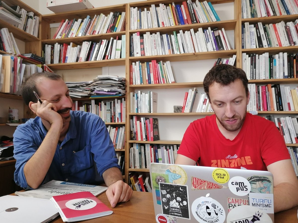 LouBonnefoy's tweet photo. 🧐 Pour penser la suite de @radioparleur il faut: beaucoup de café, des post-it, des stickers militants, des blagues douteuses mais de gauche, des bénévoles déterminé.e.s et des outils d'educ' pop' #ThisIsHappeningNow #MédiaIndépendant #radio https://t.co/sXu7INvVAK
