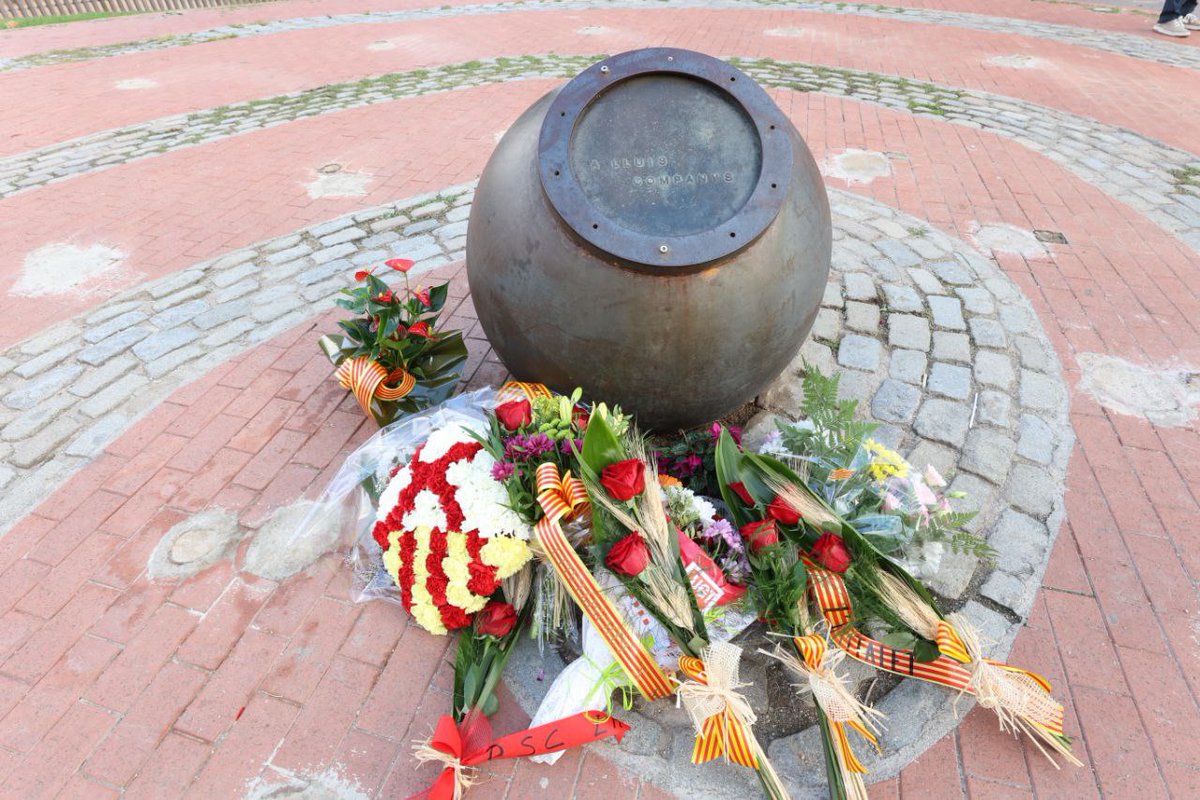 Acte d'homenatge a Lluís Companys i Jover, president de la Generalitat de Catalunya, a la pl. que du el seu nom a #LHospitalet, amb motiu del 82è aniversari del seu afusellament
💐 Corporació, entitats i partits polítics han participat a l'ofrena floral
👉 bit.ly/3rZQVuE