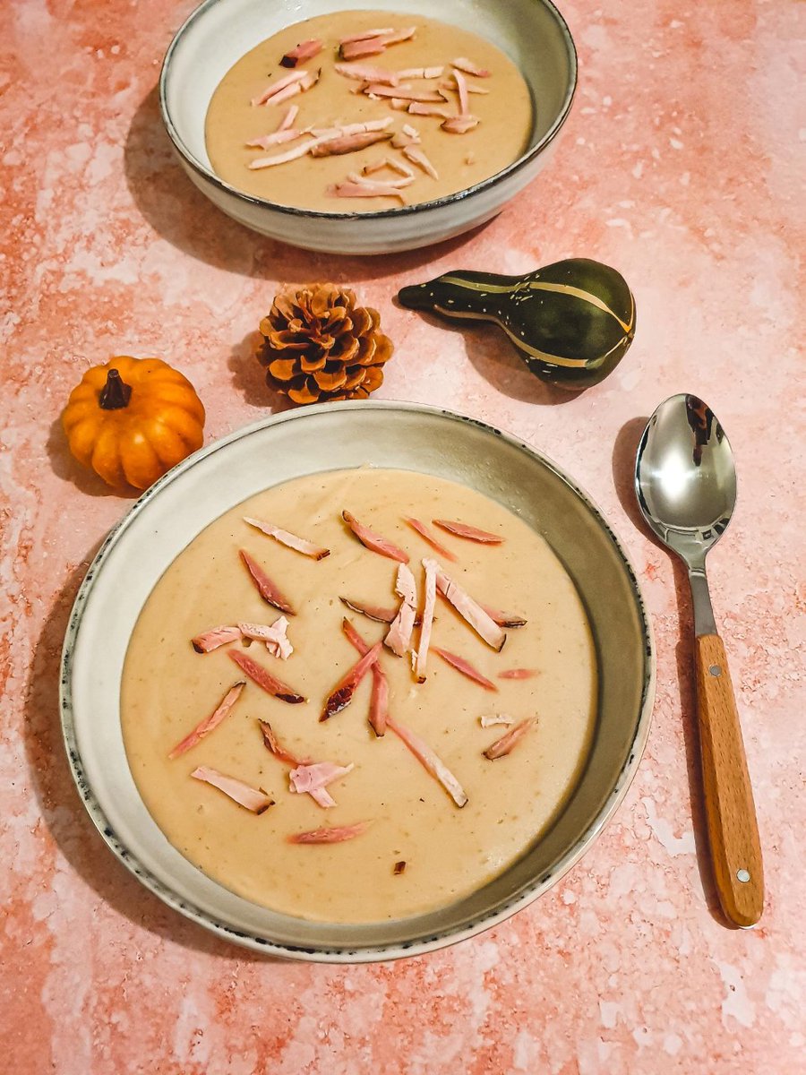 Vous allez vous régaler avec ce velouté de haricots blancs et de pommes de terre. Ce plat original est très savoureux et change des autres soupes d’automne ou d’hiver. Il peut être dégusté, soit en entrée, soit en repas principal.
gourmicom.fr/recette-velout… #recette #cuisine #blog
